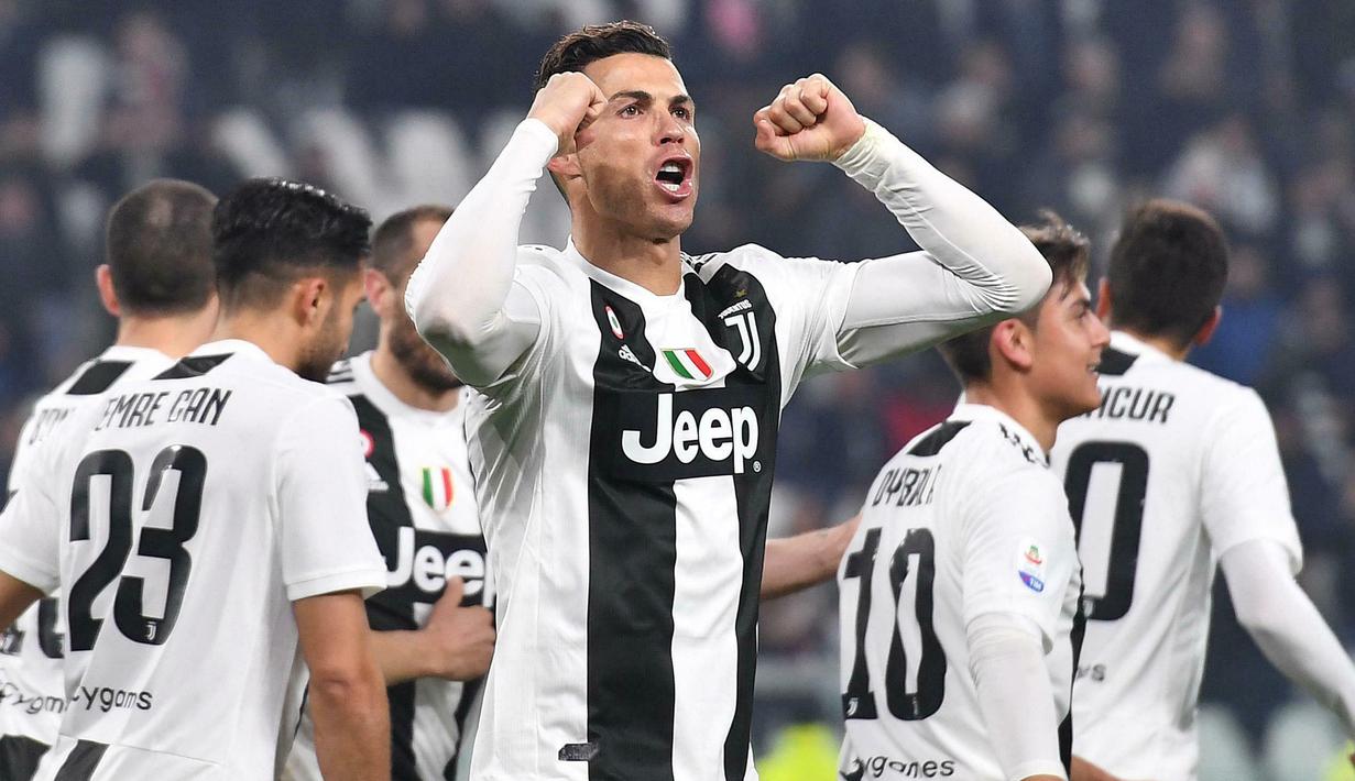 Striker Juventus, Cristiano Ronaldo, melakukan selebrasi usai membobol gawang Frosinone pada laga Serie A di Stadion Allianz, Turin, Jumat (15/2). Juventus menang 3-0 atas Frosinone. (AP/Alessandro Di Marco)