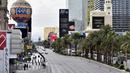 Suasana Las Vegas Boulevard yang sepi setelah perintah penutupan kasino akibat virus corona COVID-19 di Las Vegas, Amerika Serikat, Rabu (18/3/2020). Selain kasino, bioskop, bar, restoran, dan pusat kebugaran juga ditutup. (AP Photo/David Becker)