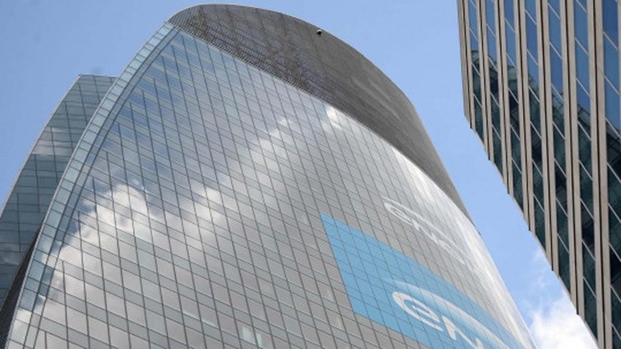 Aksi Alain Robert panjat gedung 185 meter tanpa pengaman