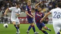 Pemain Chelsea, Mason Mount (kiri) mengontrol bola melewati pemain Barcelona, Frenkie de Jong dan Guillem Jaime Barcelona selama pertandingan laga perdana pramusim di Saitama Stadium 2002, Saitama, Selasa (23/7/2019). Chelsea menang tipis 2-1 atas Barcelona. (AP Photo/Shuji Kajiyama)