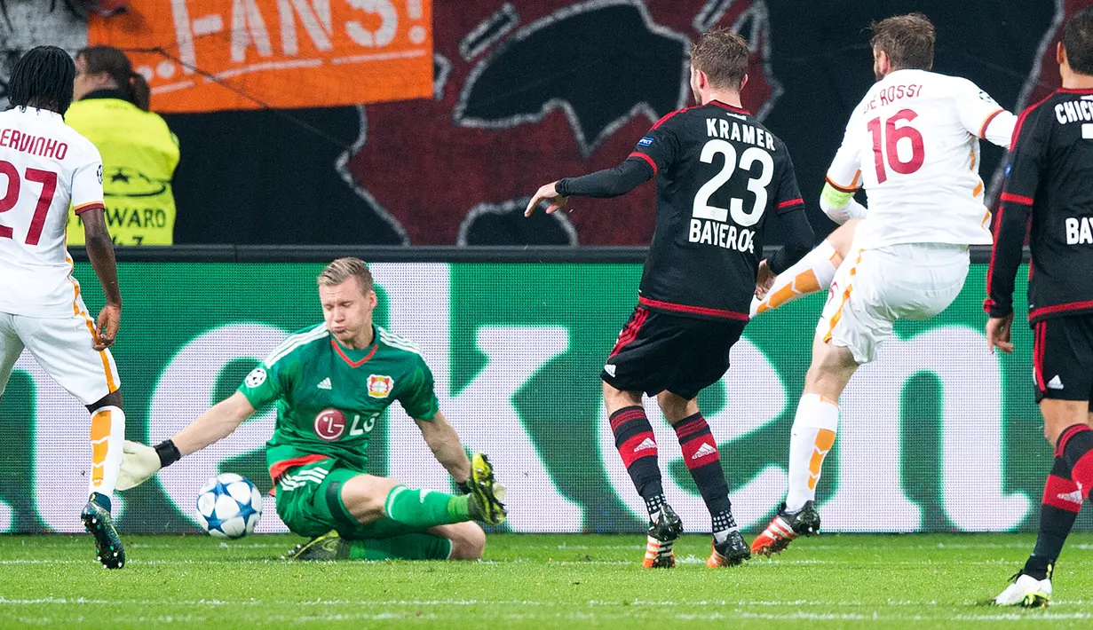 Pemain AS Roma, Danielle de Rossi, mencetak gol pertama ke gawang Bayer Leverkusen di laga Grup E Liga Champions di Stadion Bay Arena, Jerman, Rabu (21/10/2015) dini hari WIB. (EPA/Marius Becker)
