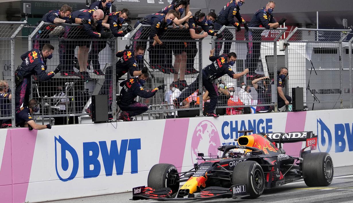 Hingga putaran ke-71, Verstappen tetap memimpin balapan dan keluar sebagai pemenang di GP Styria 2021. (Foto: AP/PoolDarko Vojinovic)