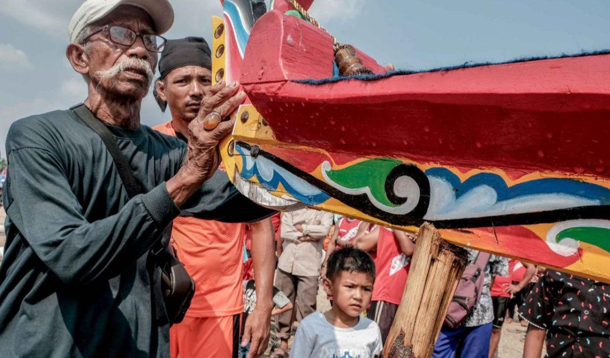 Konon, pemenang pacu jalur tidak bergantung pada kekuatan pendayung semata. Namun, ada juga faktor magis dari kayu yang dijadikan sebagai jalur.