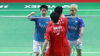 Ganda putra Indonesia, Marcus Fernaldi Gideon/Kevin Sanjaya Sukamuljo berhasil menuntaskan dendam atas pasangan Korea Selatan, Kang Min-hyuk/Seo Seung-jae pada babak 32 besar Indonesia Masters 2023 di Istora Senayan Jakarta, Selasa (24/1/2023) dengan kemenangan dua game langsung 21-17, 21-12. The Minions berhasil menyamakan skor 1-1 dalam head to head kedua pasangan, di mana pada turnamen Indonesia Open 2022 lalu Marcus/Kevin tumbang dari duo Korea Selatan tersebut. (Bola.com/M Iqbal Ichsan)