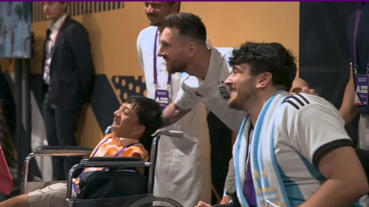 Lionel Messi berfoto dengan fans penyandang disabilitas