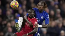 Pertandingan dibuka dengan kartu kuning kilat dari Sadio Mane (kiri) saat laga baru berjalan 14 detik. Namun, dirinya juga berhasil membuka keunggulan Liverpool pada menit kesembilan usai memanfaatkan kesalahan Trevoh Chalobah (kanan). (AP/Matt Dunham)