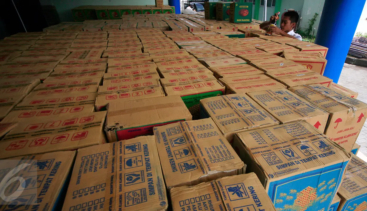 Petugas BPOM menata kardus barang bukti jamu kemasan botol di kantor BPOM Yogyakarta, Rabu (30/3/2016). BPOM Yogyakarta berhasil mengamankan 1.800 kardus jamu tradisional tanpa izin edar. (Foto: Boy Harjanto)
