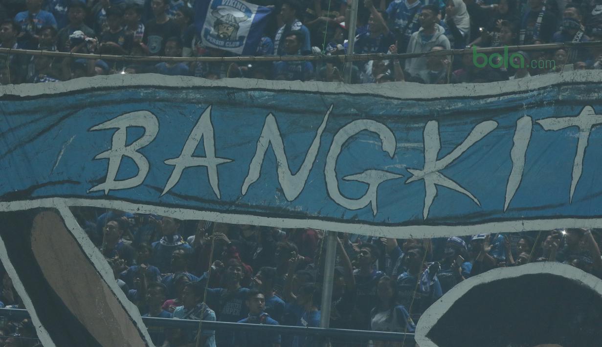 Koreografi dengan tulisan ‘BANGKIT’ menjadi pelecut semangat skuat Maung Bandung melawan Mitra Kukar pada laga Liga 1 Indonesia 2018 di Stadion GBLA, Bandung, Jawa Barat, Minggu (8/4/2018). Persib Bandung menang 2-0. (Bola.com/Nick Hanoatubun)