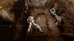 Bagian dari kerangka mammoth berusia 12.000 - 14.000 tahun, yang ditemukan di Desa Tultepec, dekat Mexico City, 24 Juni 2016. Saat ditemukan, mammoth itu memiliki lebar kepala 90 cm lengkap dengan 10 kaki gading yang melengkung. (Hector GUERRER /AFP)