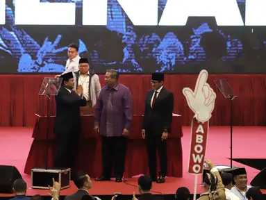 Presiden ke 6, Susilo Bambang Yudhoyono (tengah) saat menghadiri pidato kebangsaan Prabowo-Sandiaga di JCC, Jakarta, Senin (14/1) malam. Pidato kebangsaan mengusung Indonesia Menang. (merdeka.com/Iqbal S Nugroho)