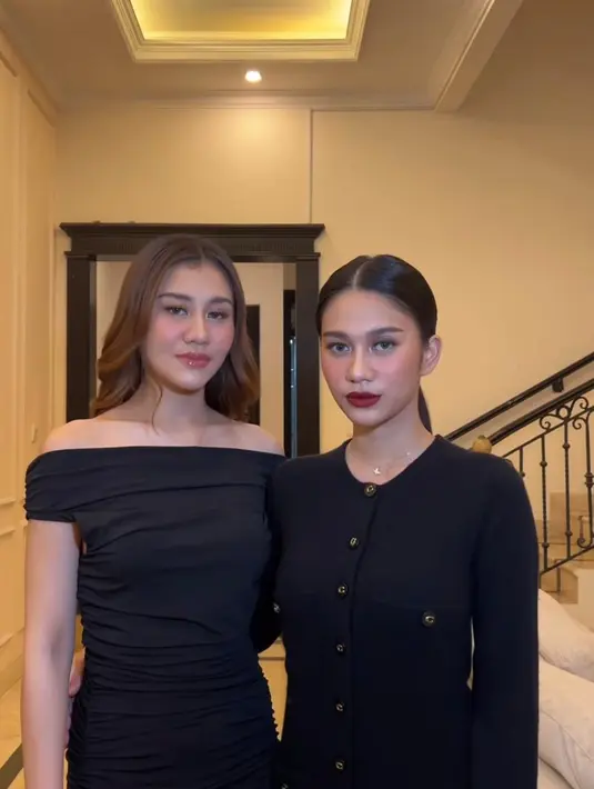 Aaliyah memilih tampil feminin dalam balutan off-the-shoulder dress, yang memperlihatkan sisi anggun dengan sentuhan makeup bertema soft romantic. . [@ochiipramita/@aaliyah.massaid].