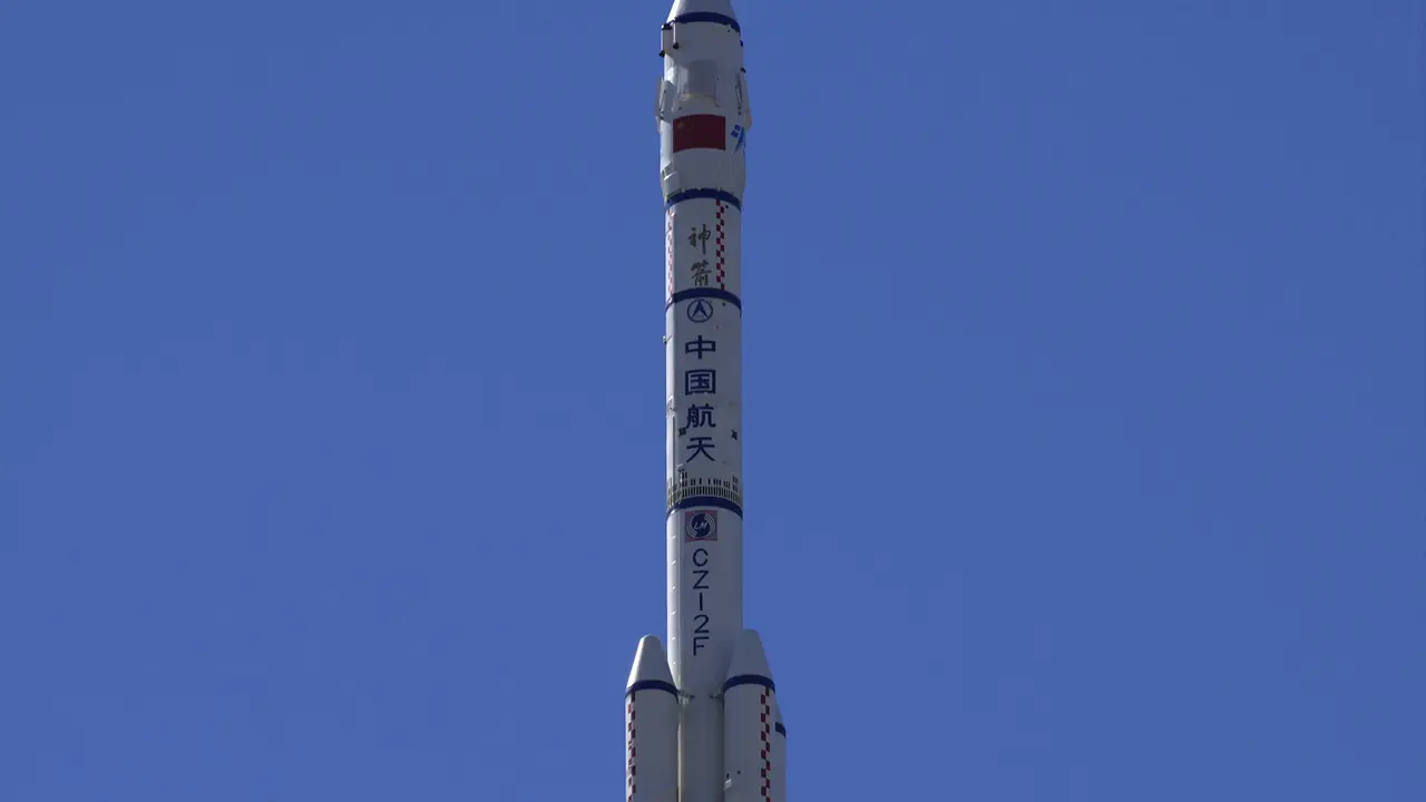 FOTO: China Sukses Luncurkan 3 Astronaut ke Stasiun Luar Angkasa
