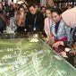 Menteri BUMN Rini Soemarno bersama Kepala Bekraf Triawan Munaf mengunjungi salah satu stand milik perusahaan BUMN selama ajang Pertemuan Tahunan IMF-World Bank Group 2018 di Nusa Dua Bali, Selasa (9/10). (Liputan6.com/Angga Yuniar)