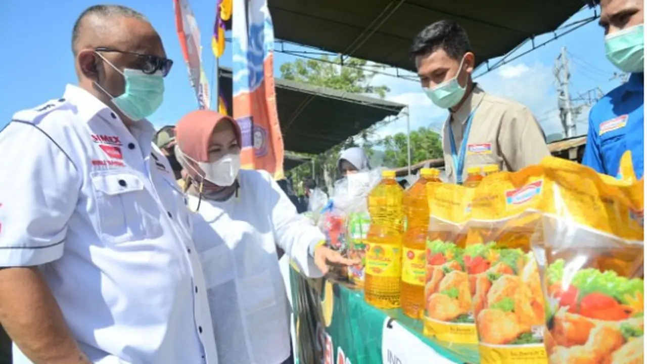 Gubernur Gorontalo, Rusli Habibie saat meninjau langsung pasar murah (Arfandi Ibrahim/Liputan6.com)
