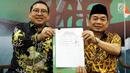 Wakil Ketua DPR dari Fraksi Gerindra Fadli Zon dan Ketua Fraksi PKS DPR Jazuli Juwaini menunjukkan daftar pengusul Pansus Hak Angket Tenaga Kerja Asing saat konferensi pers, Jakarta, Senin (30/4). (Liputan6.com/Johan Tallo)