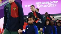 Player escort dari Indonesia datang bersama Cristiano Ronaldo saat Portugal melawan Ghana,&nbsp;Kamis (24/11/2022).