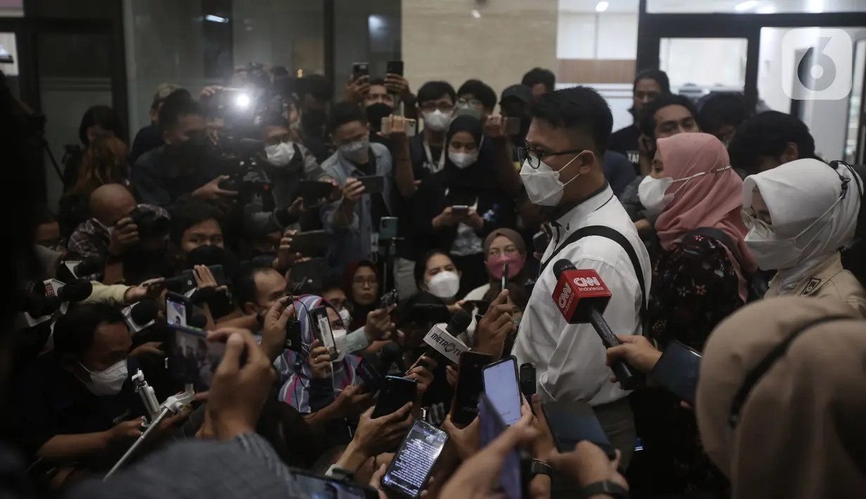 Ketua tim dokter forensik autopsi ulang jenazah Brigadir J yang juga Ketua Umum Perhimpunan Dokter Forensik Indonesia (PDFI) Ade Firmansyah Sugiharto memberikan keterangan saat konferensi pers di Bareskrim Mabes Polri, Jakarta, Senin (22/8/2022). Dalam keterangan tersebut, Ade menyampaikan bahwa hasil autopsi ulang terhadap tubuh Brigadir Nofriansyah Yosua Hutabarat atau Brigadir J tidak terdapat luka penyiksaan selain luka akibat tembakan senjata api. (Liputan6.com/Faizal Fanani)