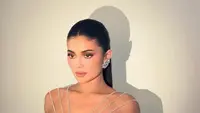 Kylie Jenner Pamer Anak Kucing Berkalung Berkilauan, Dituding Hanya Dijadikan Aksesori
