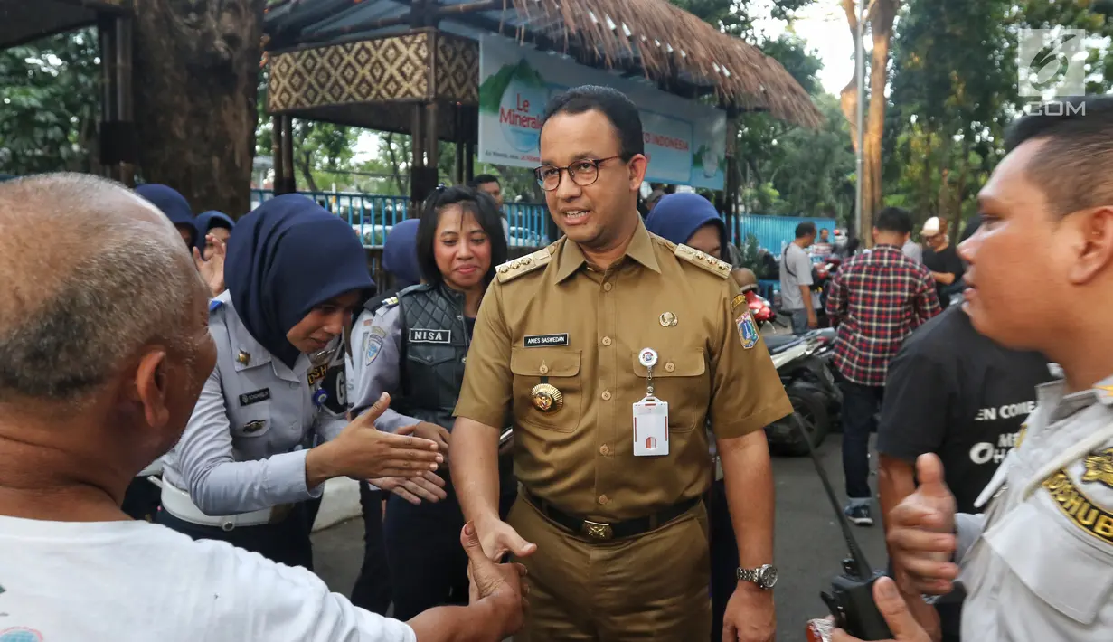 Gubernur DKI Jakarta Anies Baswedan bersalaman dengan petugas Dishub saat meninjau fasilitas publik di kawasan Bundaran HI, Jakarta, Senin (22/4). (Liputan6.com/Johan Tallo)