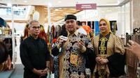 Desainer Wignyo Rahadi, Wali Kota Tarakan Khairul dan Ketua Dekranasda Tarakan Sitti Rujiah dalam Parade Wastra Nusantara 2025. ©Adhib Mujaddid