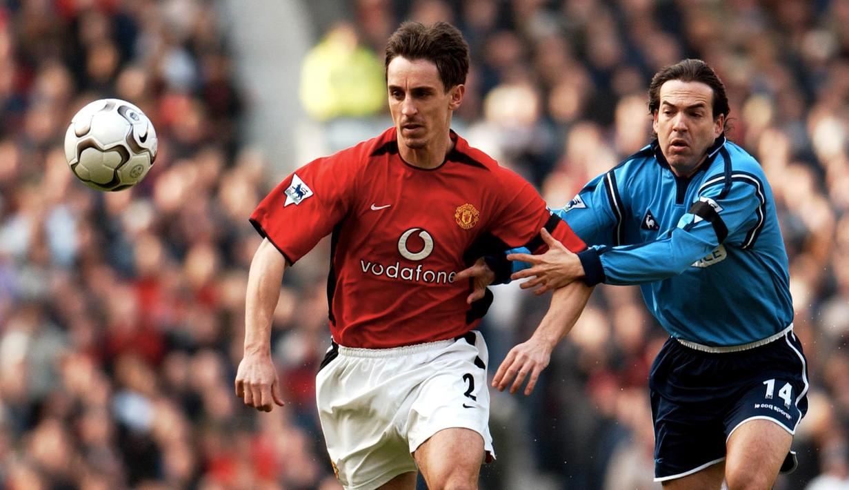 6. Gary Neville (Bek Kanan) - Neville menghabiskan seluruh karir profesionalnya bersama skuat Setan Merah pada tahun 1992-2011. Selama 16 tahun posisinya nyaris tidak tergantikan. (AFP/Paul Barker)