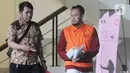Direktur PT Navy Arsa Sejahtera, Mujib Mustofa (kanan) berjalan keluar usai menjalani pemeriksaan oleh penyidik di Gedung KPK, Jakarta, Jumat (22/11/2019). Mujib diperiksa sebagai tersangka dalam kasus suap kuota impor ikan tahun 2019. (merdeka.com/Dwi Narwoko)