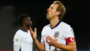 Reaksi striker Timnas Inggris, Harry Kane, saat melawan Latvia pada the Kualifikasi Piala Dunia 2026 di Stadion Daugava, Riga, Latvia, Rabu (15/10/2025) dini hari WIB. (Gints Ivuskans / AFP)