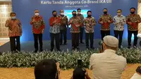 IKA UII bekerja sama dengan Bank Mandiri meluncurkan Mandiri Combo Kartu Tanda Anggota (KTA) Co Brand IKA UII. (Liputan6.com/Ady Anugrahadi)