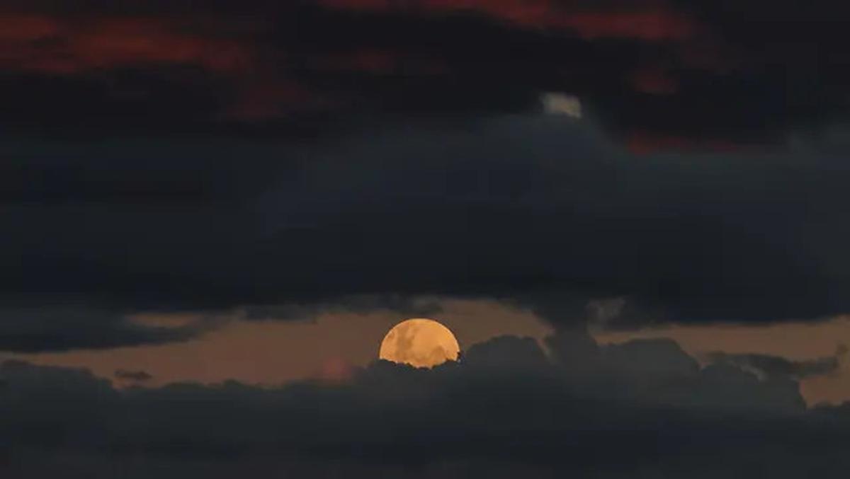Potret Penampakan Fenomena Strawberry Moon di Sejumlah Negara