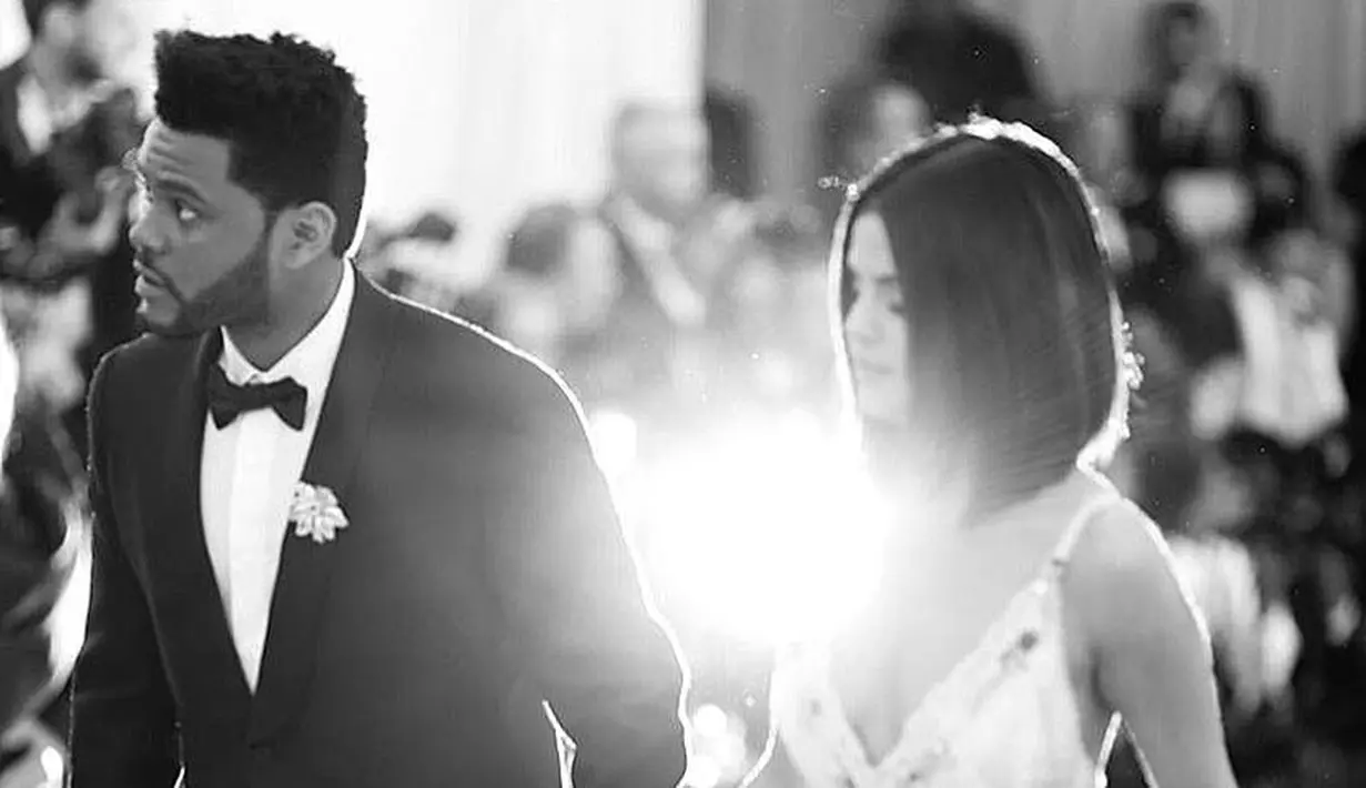Meski The Weeknd melakukan hal tersebut, kamu masih bisa melihat foto The Weeknd terpampang di laman Instagram Selena Gomez. (instagram/selenagomez)