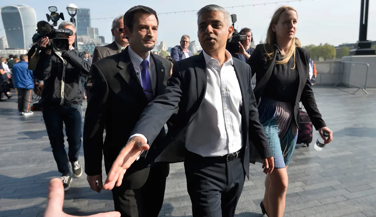 Sadiq Khan di sambut pendukungnya saat tiba untuk hari pertamanya bekerja di Balai Kota di London, Inggris (9/5). Menurut The Guardian, Khan memenangi pemilihan dengan perolehan 44 persen suara, sedangkan Goldsmith 35 persen. (REUTERS / Hannah McKay)
