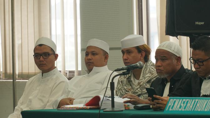 Terdakwa penganiayaan terhadap remaja, Bahar bin Smith kembali menjalani persidangan di Gedung Perpustakaan dan Arsip Kota Bandung, Rabu (24/4/2019). (Huyogo Simbolon)