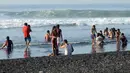 Sejumlah warga menjalani prosesi menyucikan diri saat Hari Banyu Pinaruh di pantai Keramas, Gianyar, Bali, Minggu (12/5/2019). Hari Banyu Pinaruh merupakan hari yang diyakini oleh umat Hindu sebagai waktu yang baik untuk menyucikan diri secara spritual dengan mandi di mata air  (SONNY TUMBELAKA/AFP)