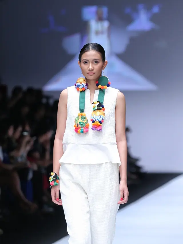 [Fimela] JFW 2019: gemerlap rancangan aksesori para finalis LPA 2018 | Daniel Kampua/Fimela.com