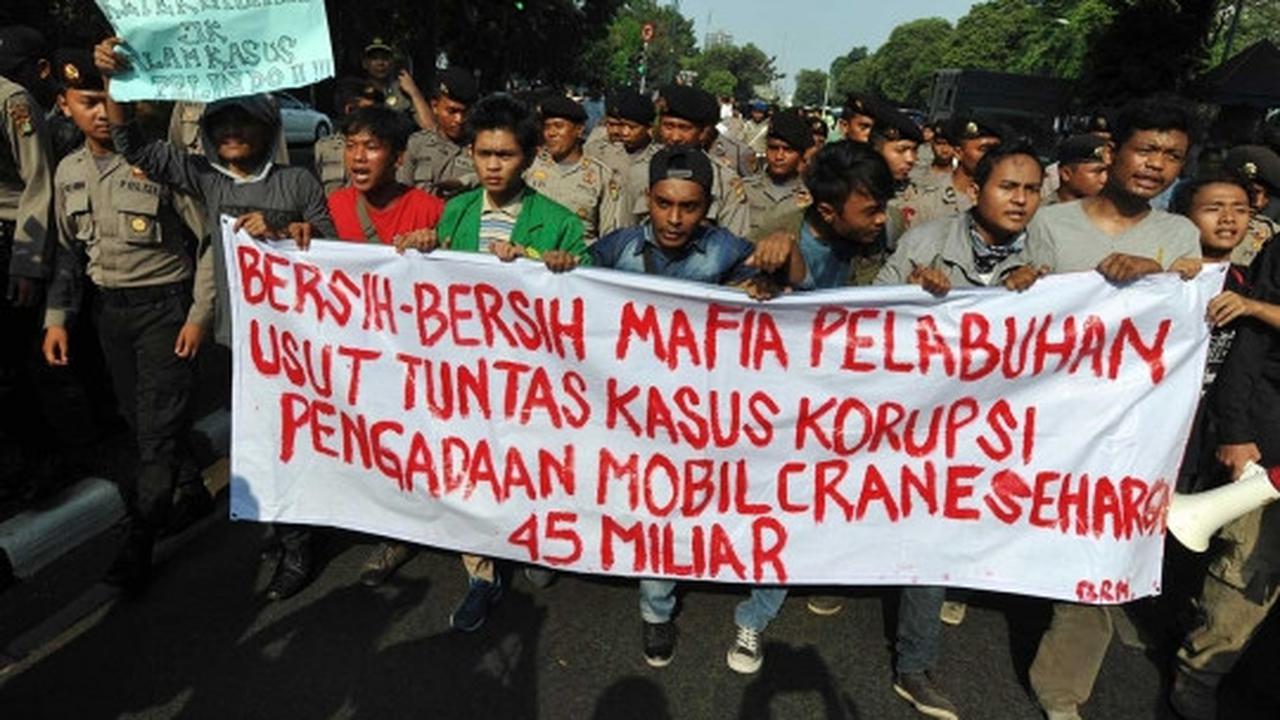 Gelar aksi demo Wapres JK, massa bawa bangkai tikus