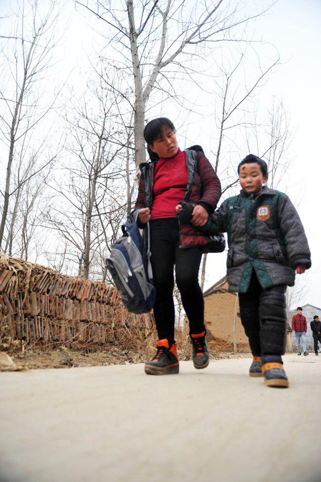 Liuchen berangkat sekolah di antar ibunya, ibunya takut jika Liuchen terluka atau terjatuh | foto: copyright chinadaily.com.cn