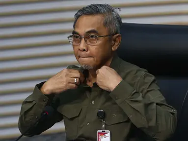 Ketua Komisi Pemberantasan Korupsi (KPK), Setyo Budiyanto memberikan keterangan terkait penahanan Sekretaris Jenderal Partai Demokrasi Indonesia Perjuangan (PDIP), Hasto Kristiyanto di Gedung Merah Putih, Jakarta, Kamis (20/2/2025). (Liputan6.com/Angga Yuniar)