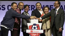 Suasana seremoni pembukaan saat Peluncuran Shopee Liga 1 di SCTV Tower, Jakarta, Senin (13/5). Sebanyak 18 klub akan bertanding pada Liga 1 mulai tanggal 15 Mei. (Bola.com/Vitalis Yogi Trisna)