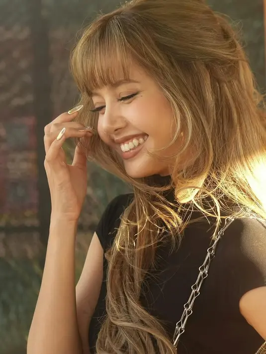 Tahun ini, Lisa tampil dengan gaya rambut baru yang bikin pangling dan manis banget. Idol asal Thailand ini terlihat mempesona dengan model rambut layering panjang berwarna golden balayage yang memancarkan kesan hangat sekaligus elegan.   [@no.1lloud].