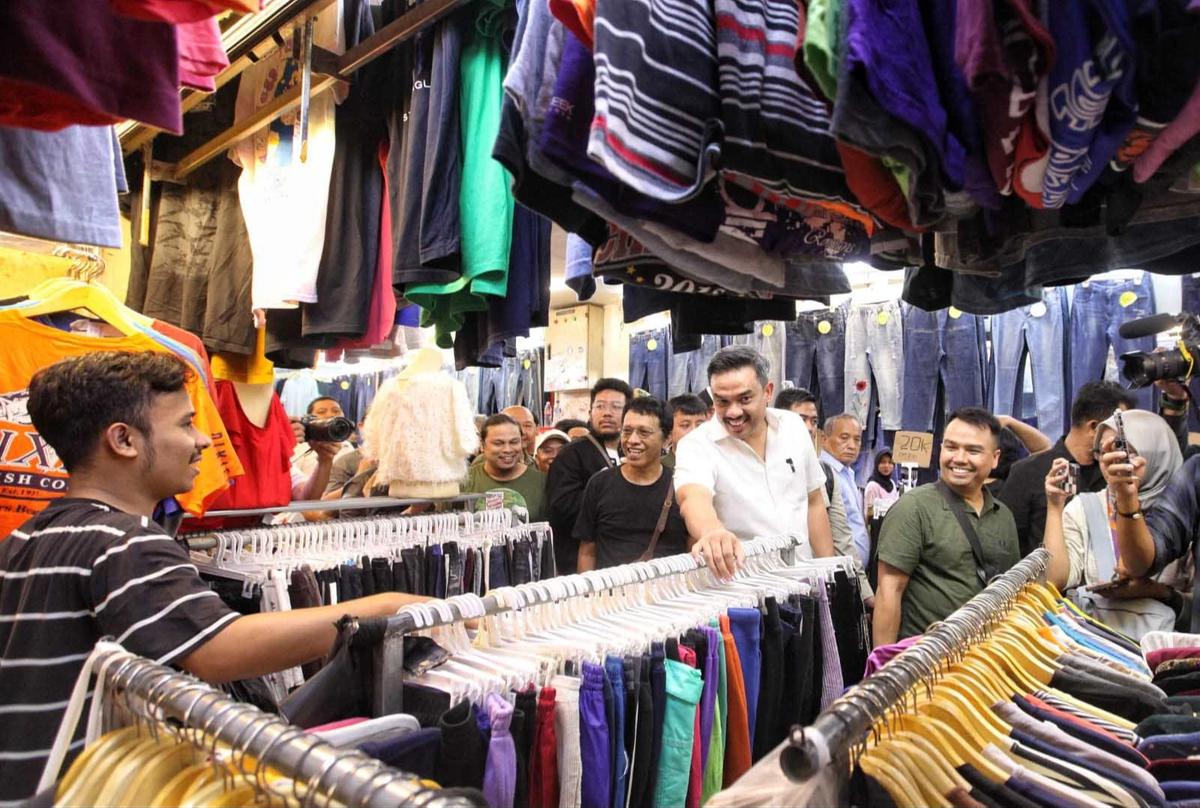 FOTO: Menteri UMKM Tinjau Aktivitas Thrifting di Pasar Senen, Pedagang Sampaikan Aspirasi