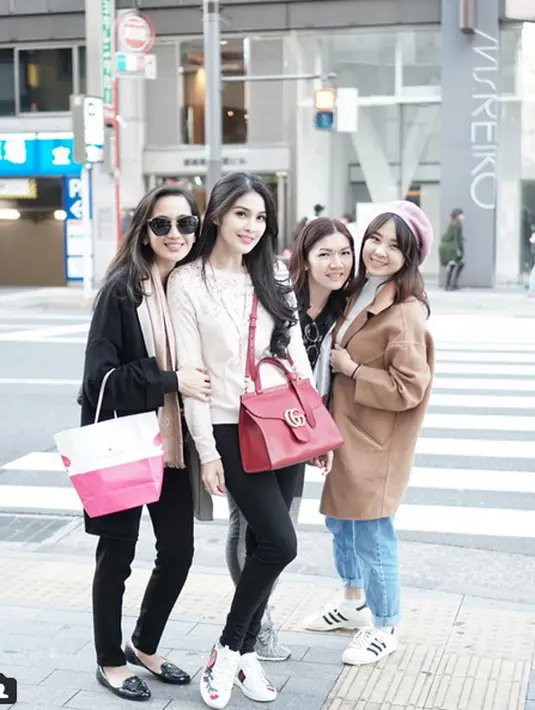 Di tengah kesibukannya menyiapkan pesta resepsi, Sandra Dewi dan Harvey Moeis meluangkan waktu untuk sekedar berkumpul dengan sahabat-sahabat mereka di sebuah restoran di bilangan Tokyo pada Sabtu (12/11). (Instagram/sandradewi88)