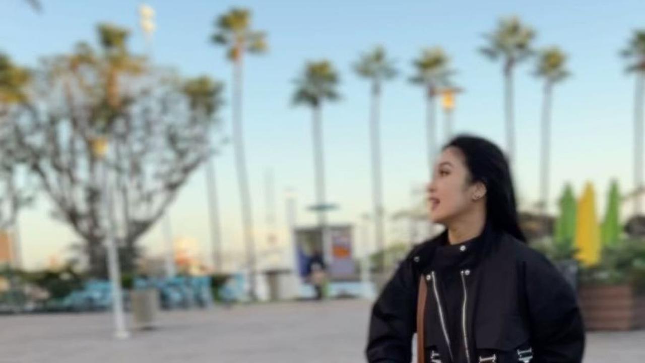 Jawaban Santai Sandra Dewi Disebut Sok Sultan Gara-gara Anak Masih Pakai Stroller saat Liburan di Amerika