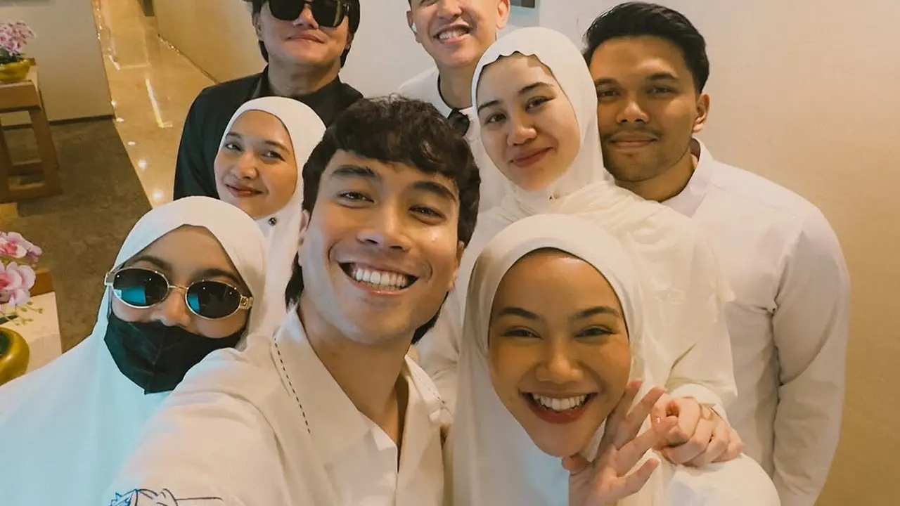 Potret Empat Pasutri Artis Jalani Umrah, dari Rizky Febian-Mahalini hingga Vidi Aldiano-Sheila Dara