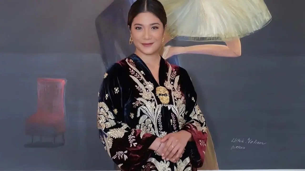 6 Inspirasi Kebaya Velvet Elegan dan Mewah ala Ibu Pejabat, Iriana Jokowi, Selvi Ananda, hingga Annisa Pohan