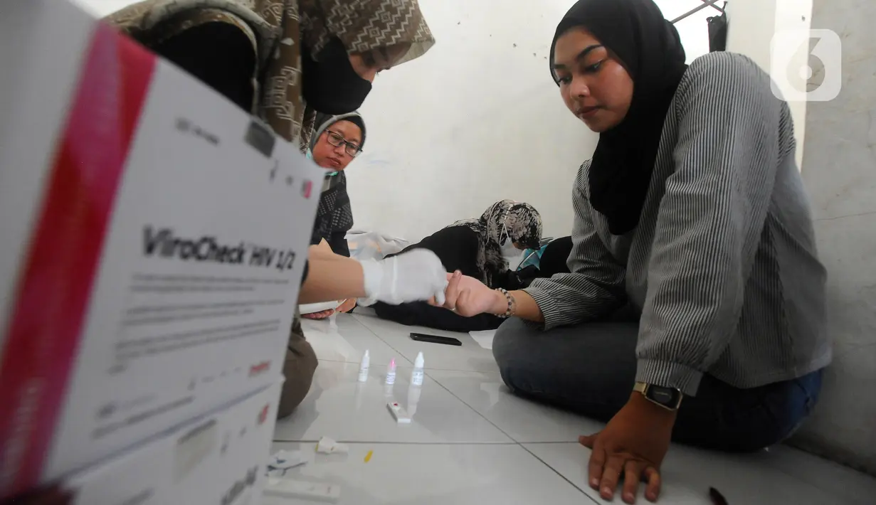Petugas Mobile VCT atau Voluntary Counselling and Testing HIV/AIDS dari Puskesmas Ciputat melakukan tes HIV kepada mahasiswa di Sektretariat Lingkar Studi Feminis di Tangerang Selatan, Banten, Sabtu (17/6/2023). (merdeka.com/Arie Basuki)
