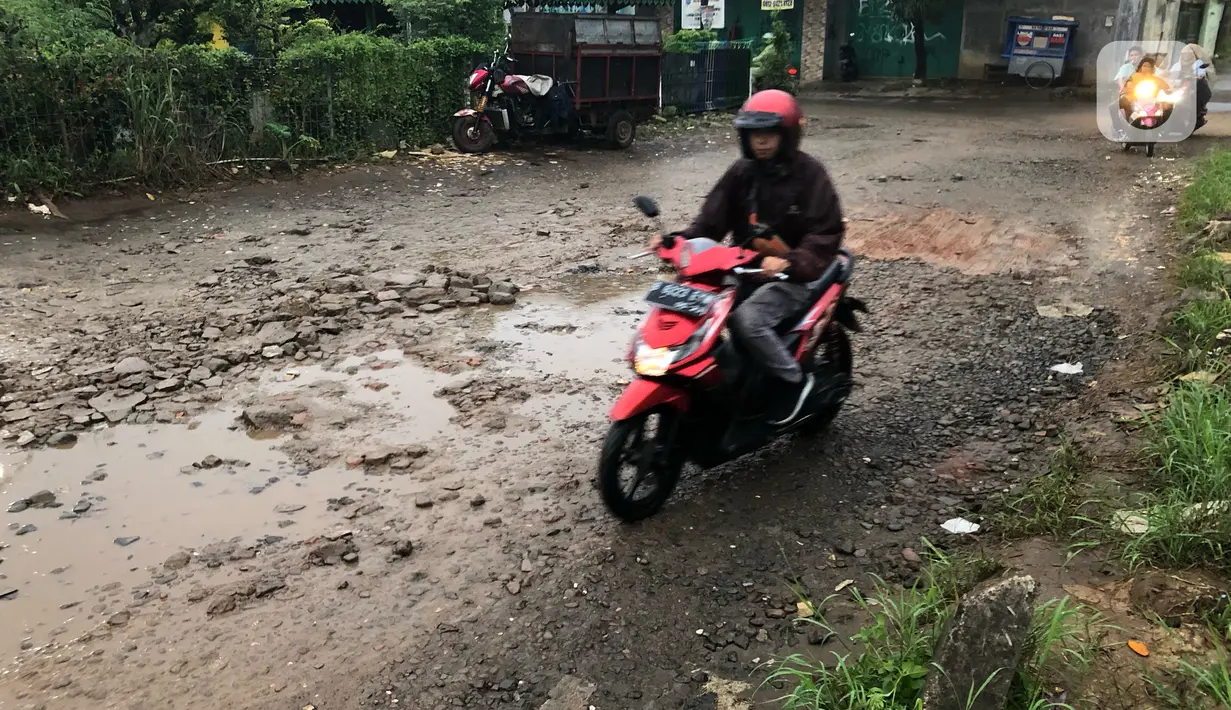 Kendaraan menghindari jalan yang rusak di Jalan Pertamina, Depok, Jawa Barat, Rabu (4/3/2020). Jalan yang telah rusak selama bertahun-tahun tersebut tidak juga diperbaiki sehingga mengganggu kenyamanan para pengguna jalan. (Liputan6.com/Immanuel Antonius)