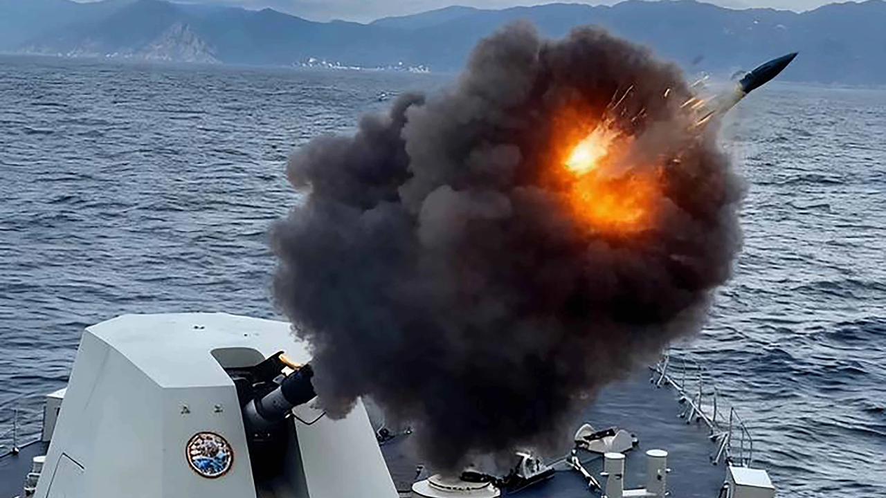 FOTO: Prajurit TNI AL Uji Meriam 127 MM KRI Prabu Siliwangi 321