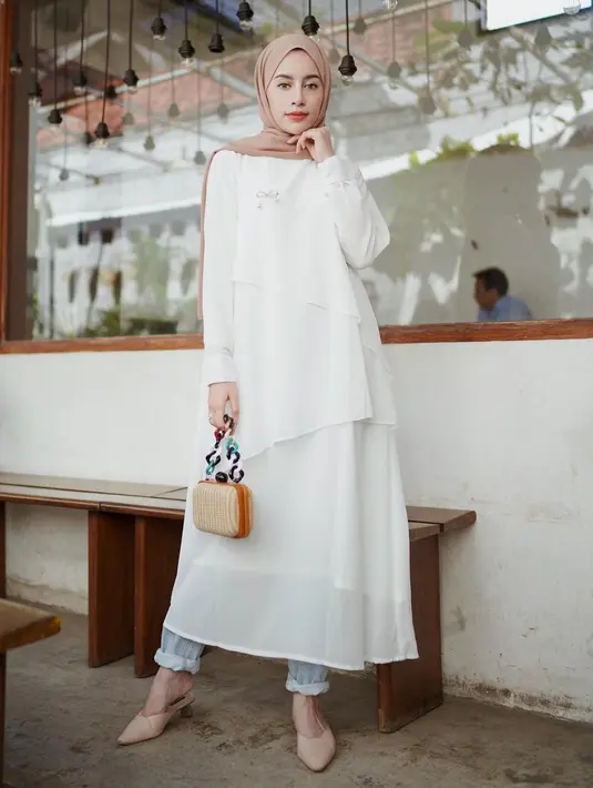 Saat hangout, penampilan Aghnia Punjabi terlihat simpel namun tetap memesona. Seperti OOTD kali ini, istri Reinukky Abidharma itu tampak mengenakan tunik berwarna putih yang dipadukan dengan celana jeans. (Liputan6.com/IG/@aghniapunjabi)