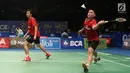 Ganda Putra, Hendra Setiawan dan Boon Heong Taan saat laga melawan Hiroyuki Endo/Yuta Watanabe di babak 32 besar Indonesia Open 2017 di Jakarta, Rabu (14/6). Hendra Setiawan/Boon Heong Taan unggul 10-21, 26-24, 23-21. (Liputan6.com/Helmi Fithriansyah)