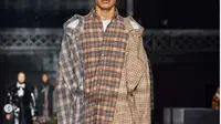 Burberry Rilis Kemeja 3 Kerah, Harganya Bikin Geleng Kepala. (dok.Instagram @eyesmag/https://www.instagram.com/p/CHZK14jF-C3/Henry)